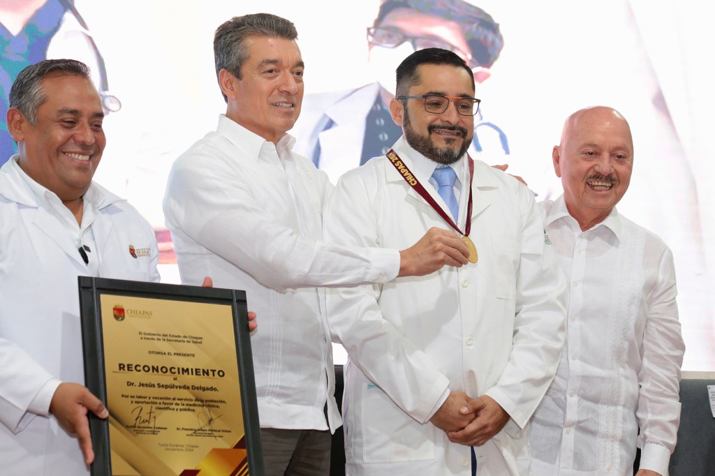 Entrega Rutilio Escandón Medalla al Mérito Médico Chiapas 2024 al doctor Jesús Sepúlveda&nbsp;Delgado