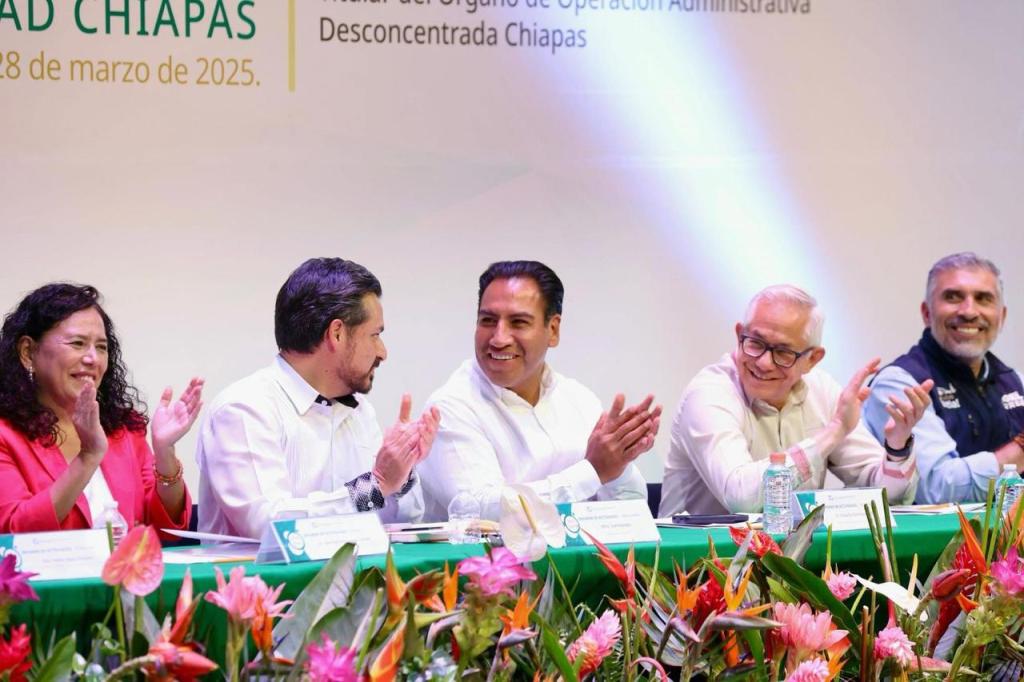 Eduardo Ramírez acompaña a Zoé Robledo al informe de actividades del titular del OOAD del IMSS en&nbsp;Chiapas