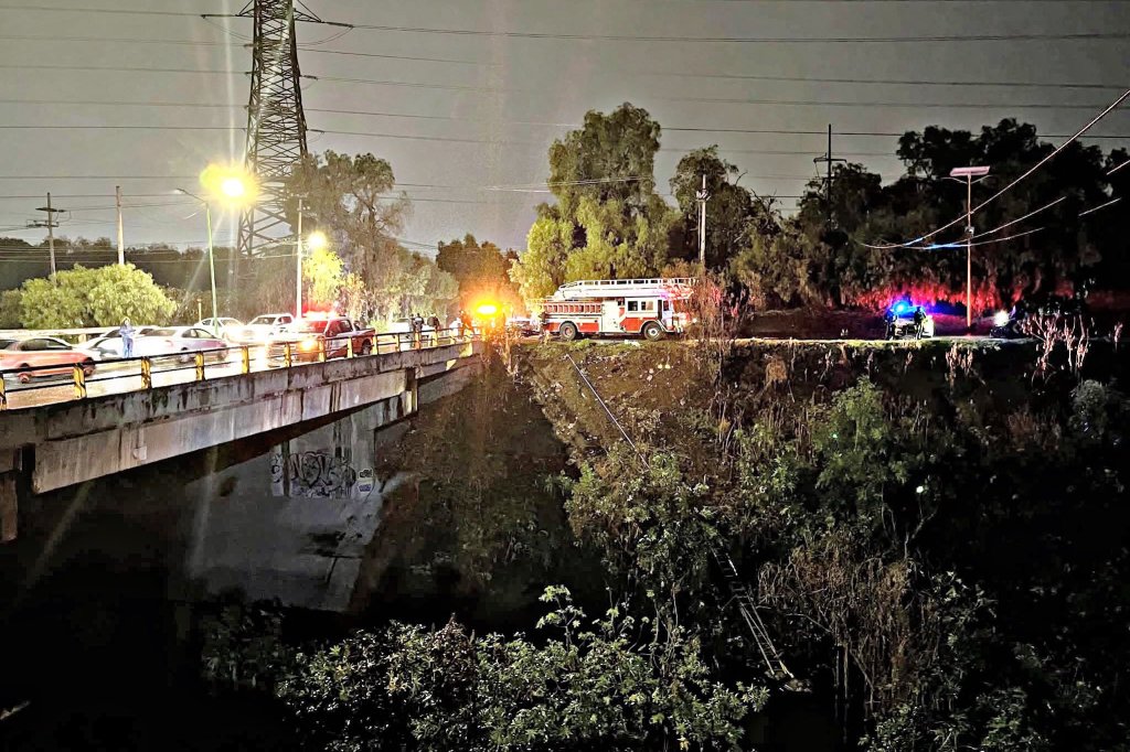 Fallecen cinco estudiantes al caer en canal de aguas&nbsp;negras
