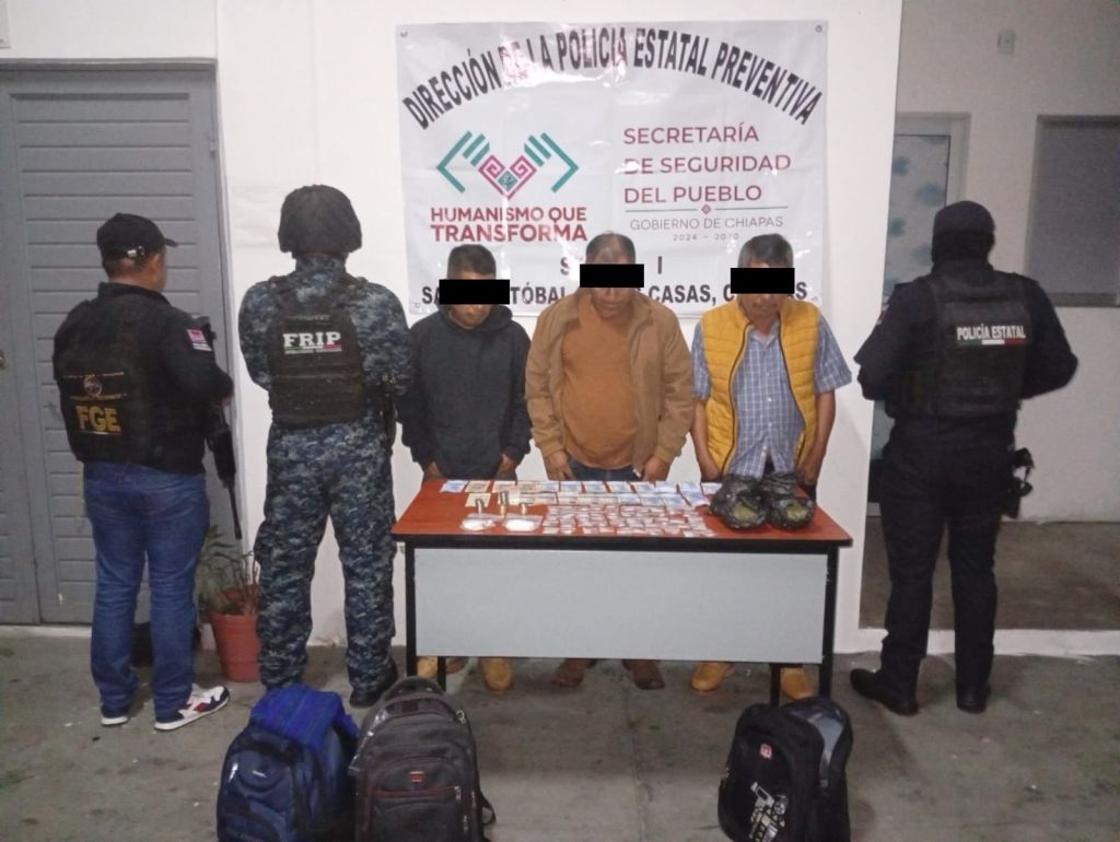 Detienen a tres presuntos&nbsp;narcomenudistas